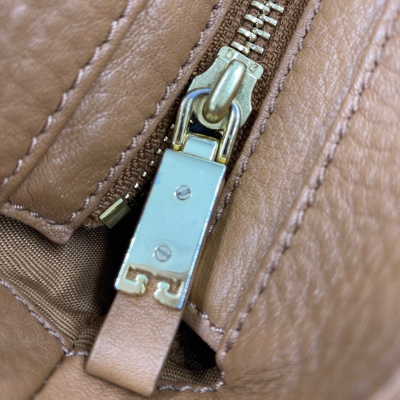 Tory Burch Meyer Plaque Tan Tote - Picture 5 of 9